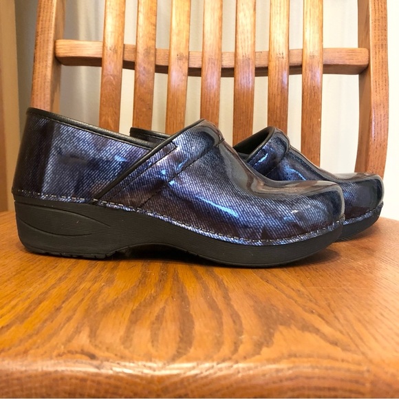 Dansko Blue/Black, Patent Leather Clogs, Size 39/8.5 - Picture 3 of 8